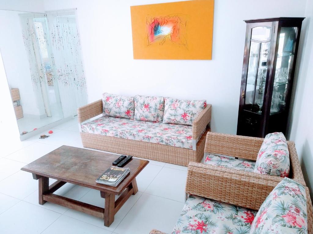 Apartamento amplo a 200m da praia da Enseada