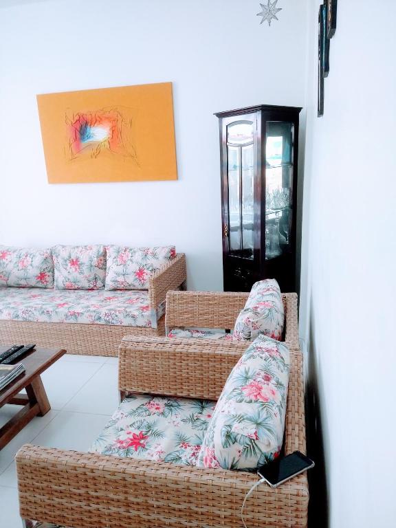  Apartamento amplo a 200m da praia da Enseada