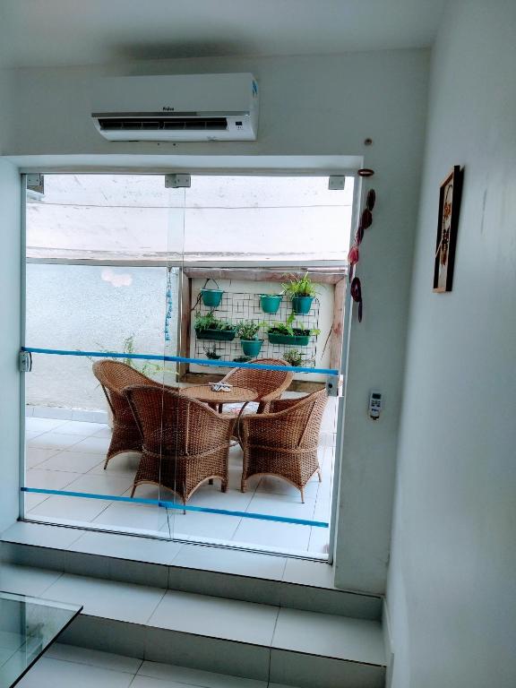  Apartamento amplo a 200m da praia da Enseada
