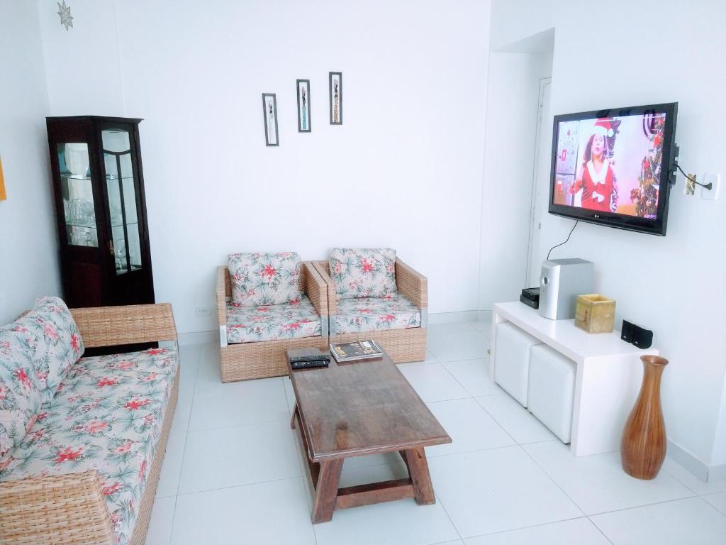  Apartamento amplo a 200m da praia da Enseada