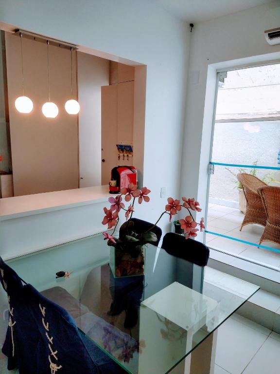  Apartamento amplo a 200m da praia da Enseada