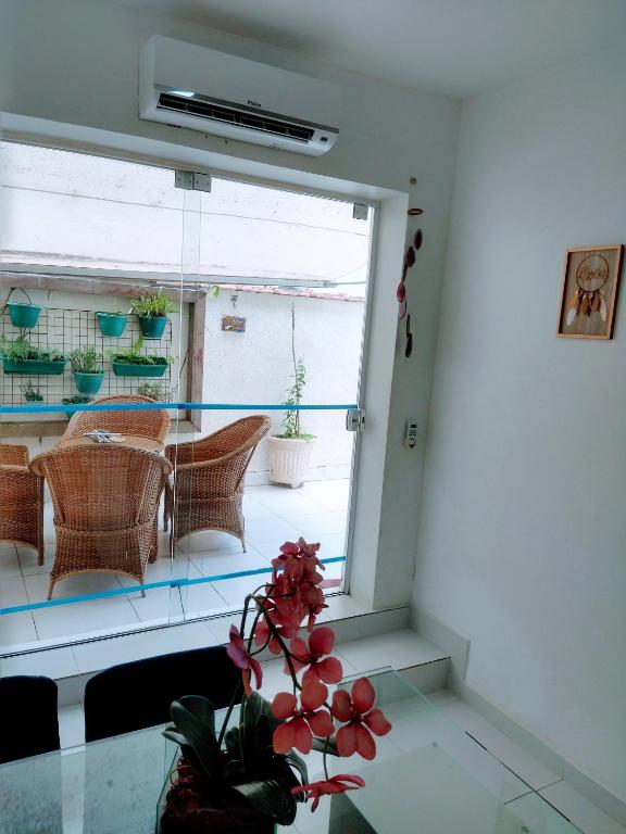  Apartamento amplo a 200m da praia da Enseada
