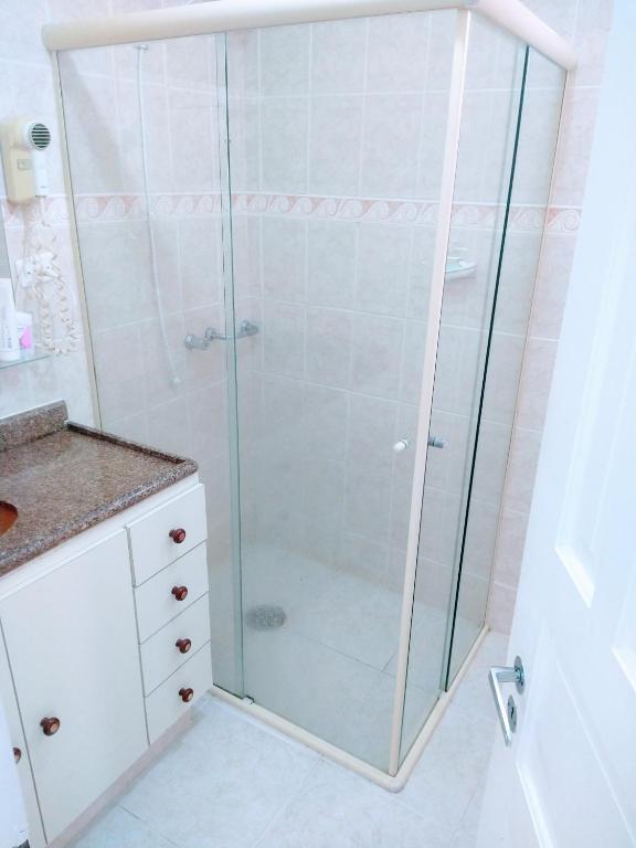  Apartamento amplo a 200m da praia da Enseada