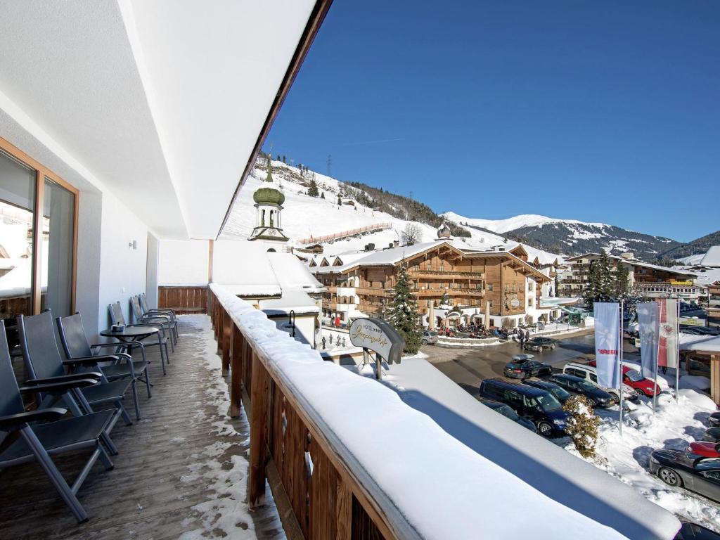 ゲルロスにあるApartment in Gerlos next to the ski slopeの雪山を望むバルコニー