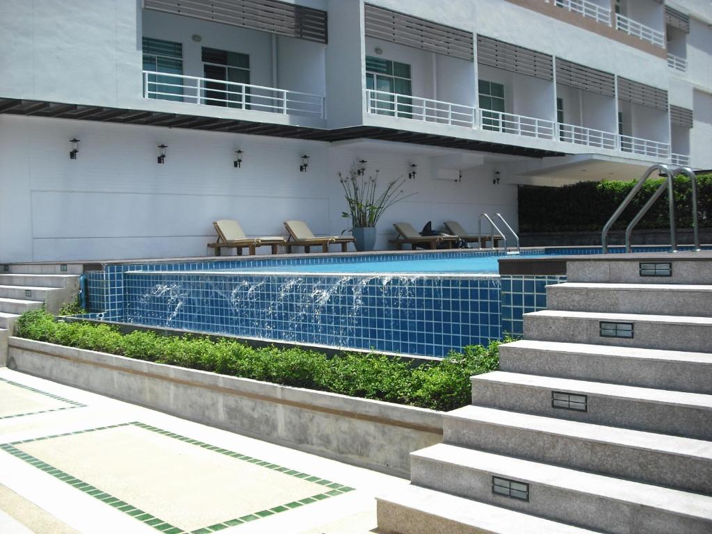 una piscina di fronte a un edificio di Ampo Residence a Phra Nakhon Si Ayutthaya