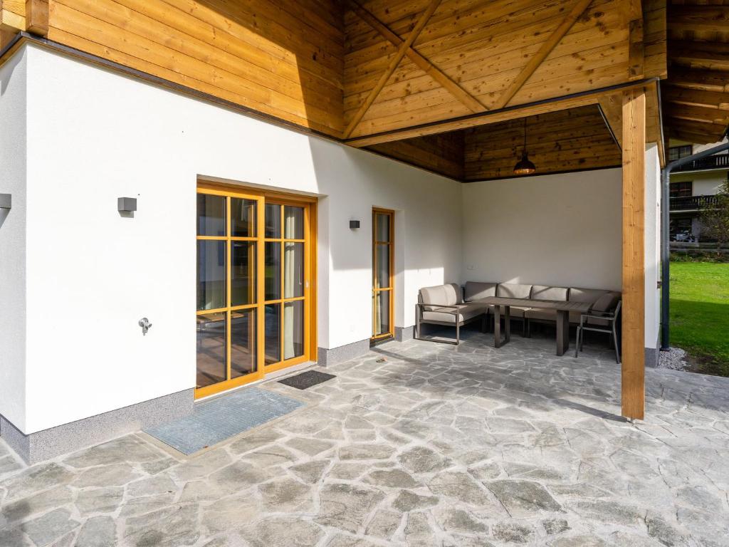 un patio al aire libre con techo de madera en Luxury chalet in Bad Hofgastein with sauna, en Bad Hofgastein