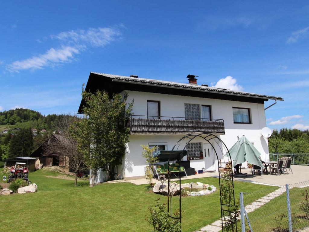 ein großes weißes Haus mit einem Hof und einer Terrasse in der Unterkunft Apartment in Koettmannsdorf near bathing lakes in Köttmannsdorf