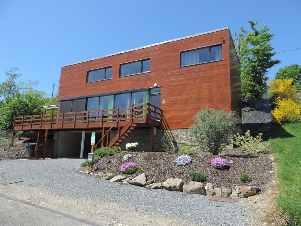 een huis met een terras aan de zijkant bij Lovely modern cottage with sauna bubble baths in Grand Coo