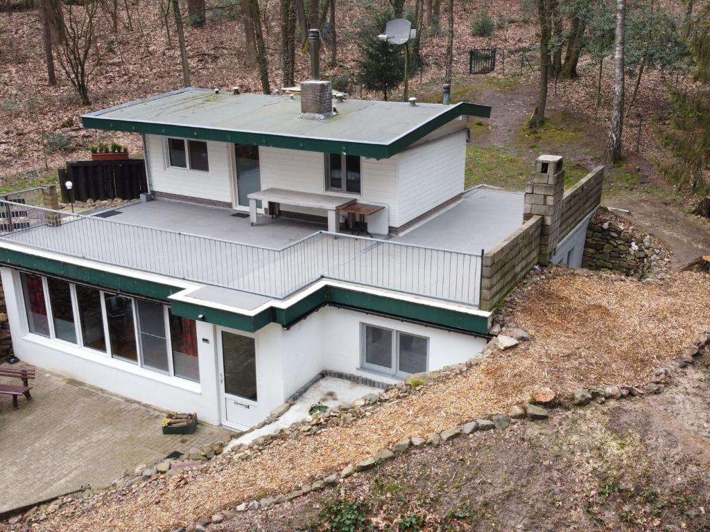 una vista aérea de una casa blanca con porche en Cosy holiday home in the forests very suitable for groups, en Dilsen-Stokkem