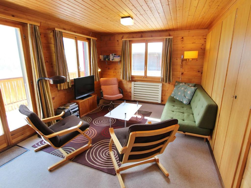 TV a/nebo společenská místnost v ubytování Chalet in Wiler near Ski Lift & Views