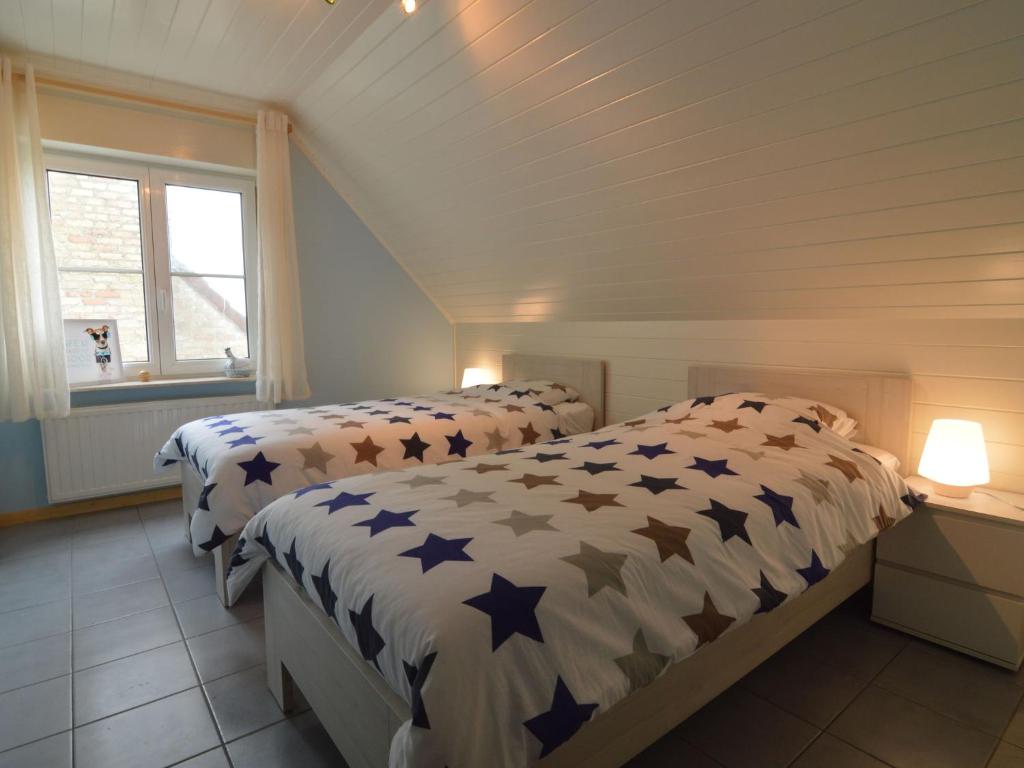 Postel nebo postele na pokoji v ubytování Villa in Diksmuide near Sandy Beach