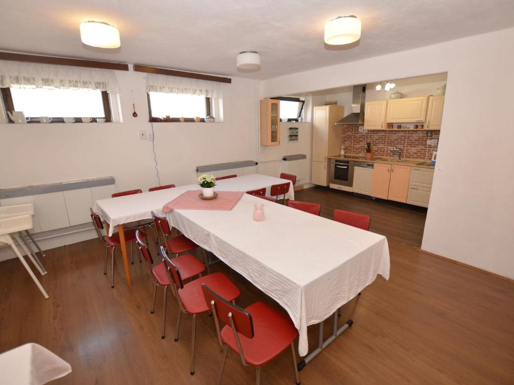 Kuchyň nebo kuchyňský kout v ubytování Vacation House Featuring Sauna