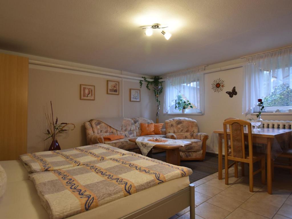 um quarto com uma cama e uma sala de estar em Lovely Apartment near Sea in Klutz em Klütz