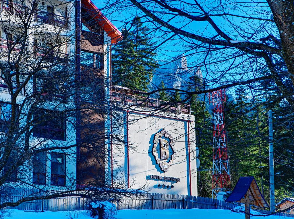 un bâtiment avec une peinture sur son côté dans l'établissement Hotel Bistrita, à Durau