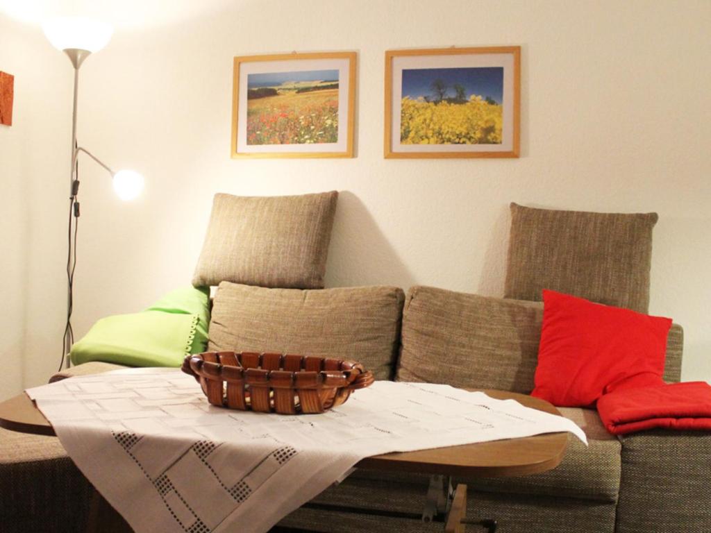 ein Wohnzimmer mit einem Sofa und einem Tisch in der Unterkunft Seaside Bungalow with Terrace, Garden, Barbecue, Parking in Insel Poel