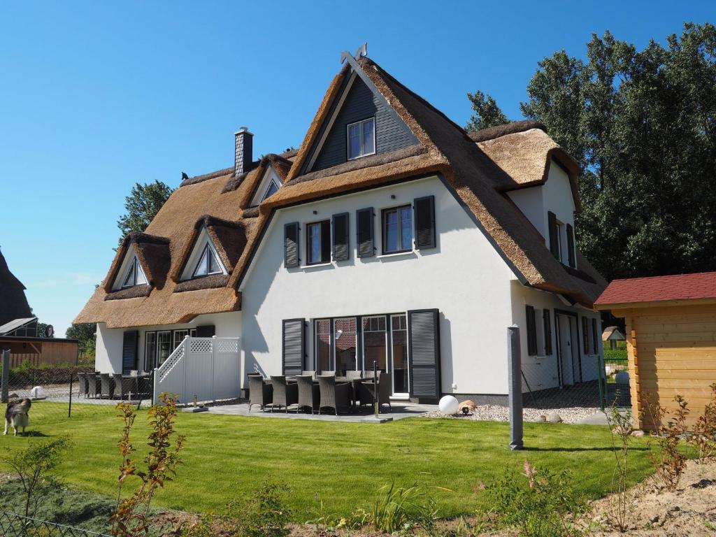 una grande casa bianca con tetto di gambero di Lively holiday home in Rerik with Garden a Rerik