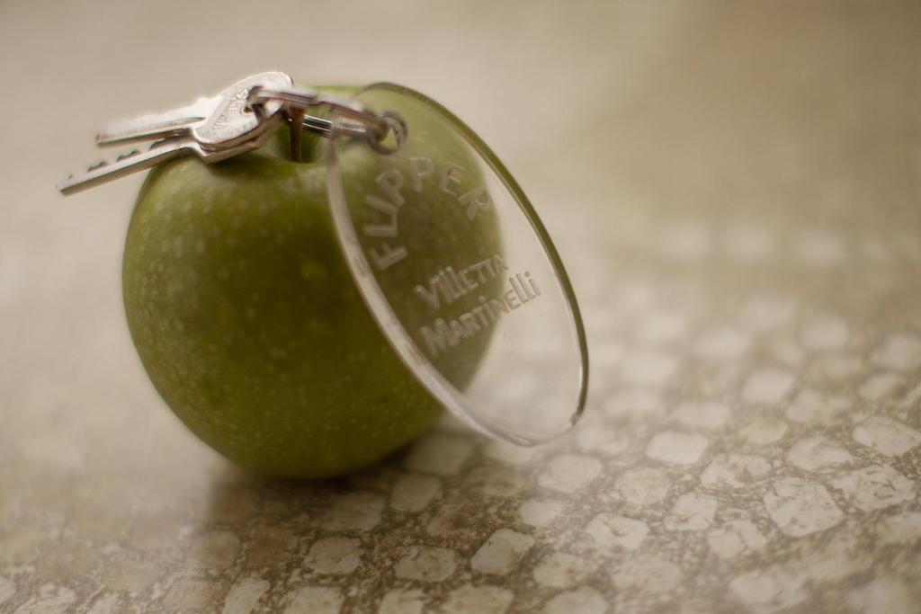 Una manzana verde con una llave encima. en Villetta Martinelli, en Nago-Torbole