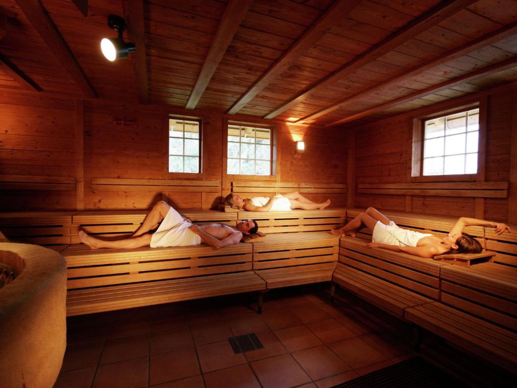 un grupo de personas tumbadas en una sauna en Spa Apartment at ParkBlick, en Bad Dürrheim