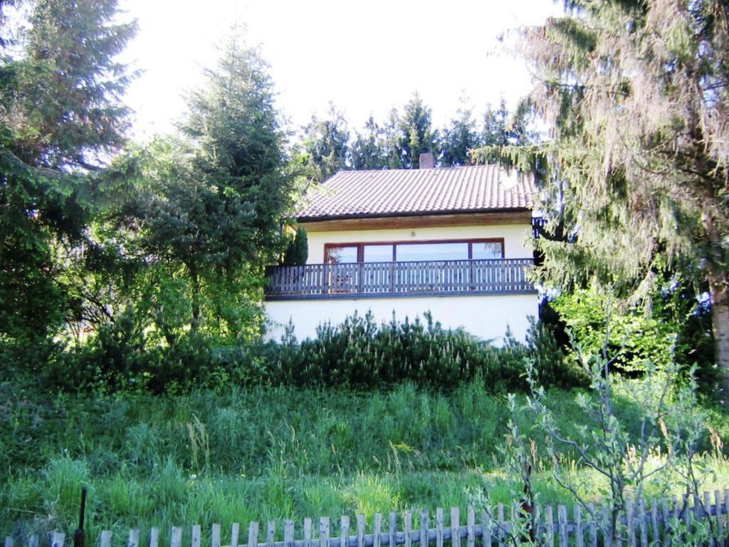 una casa con balcone sul lato di Cozy Pet friendly Holiday Home in T nnesberg a Tännesberg