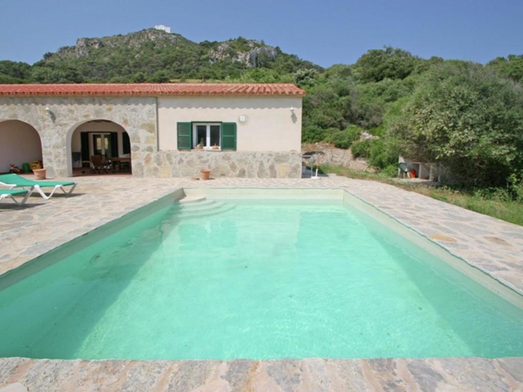 una imagen de una piscina en una villa en Belvilla by OYO Canyar Enzell en Es Mercadal