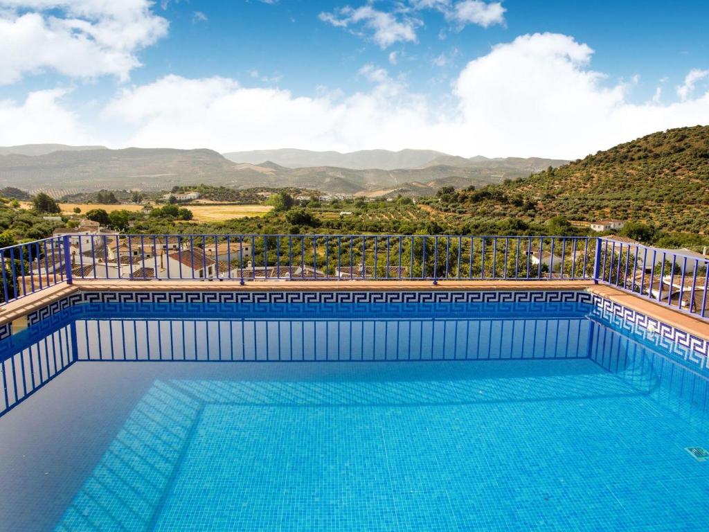 ZagrillaにあるVibrant Holiday Home in Priego de C rdoba with Private Poolの山々の景色を望むスイミングプール