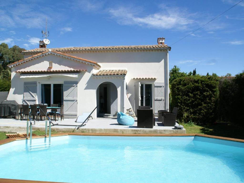 Roofed Villa In Provence With Fantastic Pool And Terrace フランス マンドリュー ラ ナプール Booking Com