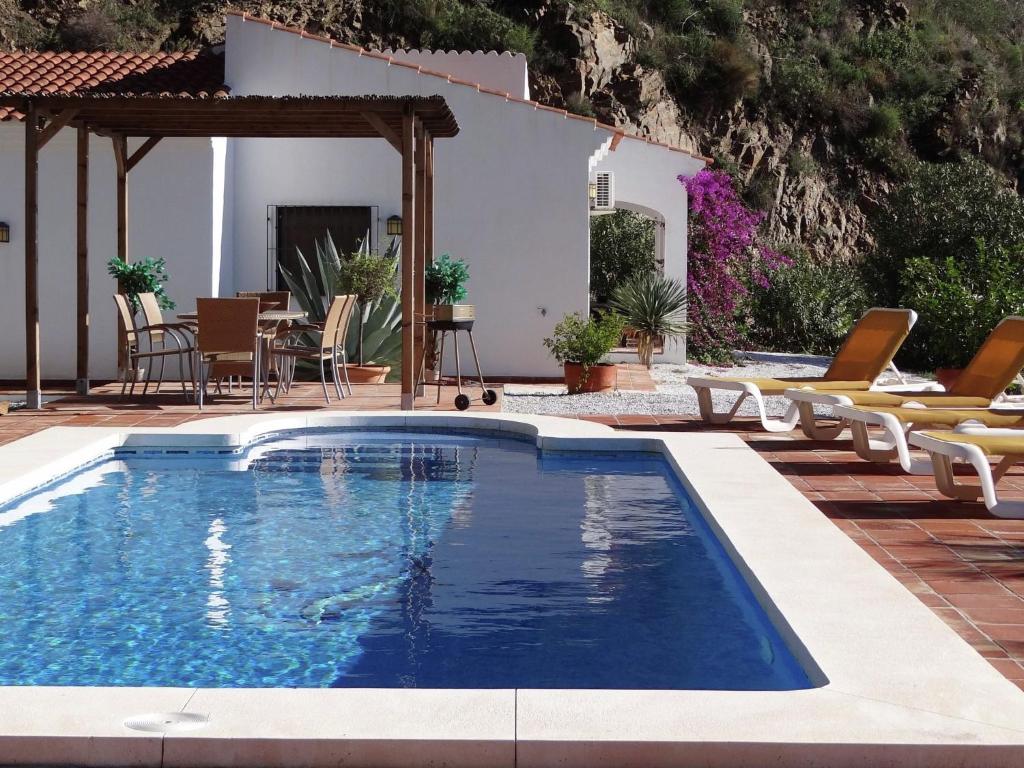 basen z krzesłami i domkiem w obiekcie Elegant Villa in Arenas with Pool w mieście Arenas