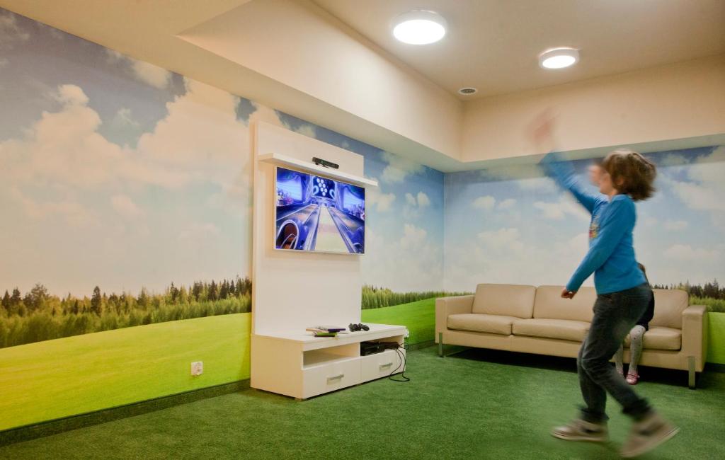 Televízia a/alebo spoločenská miestnosť v ubytovaní Interferie Sport Hotel Bornit