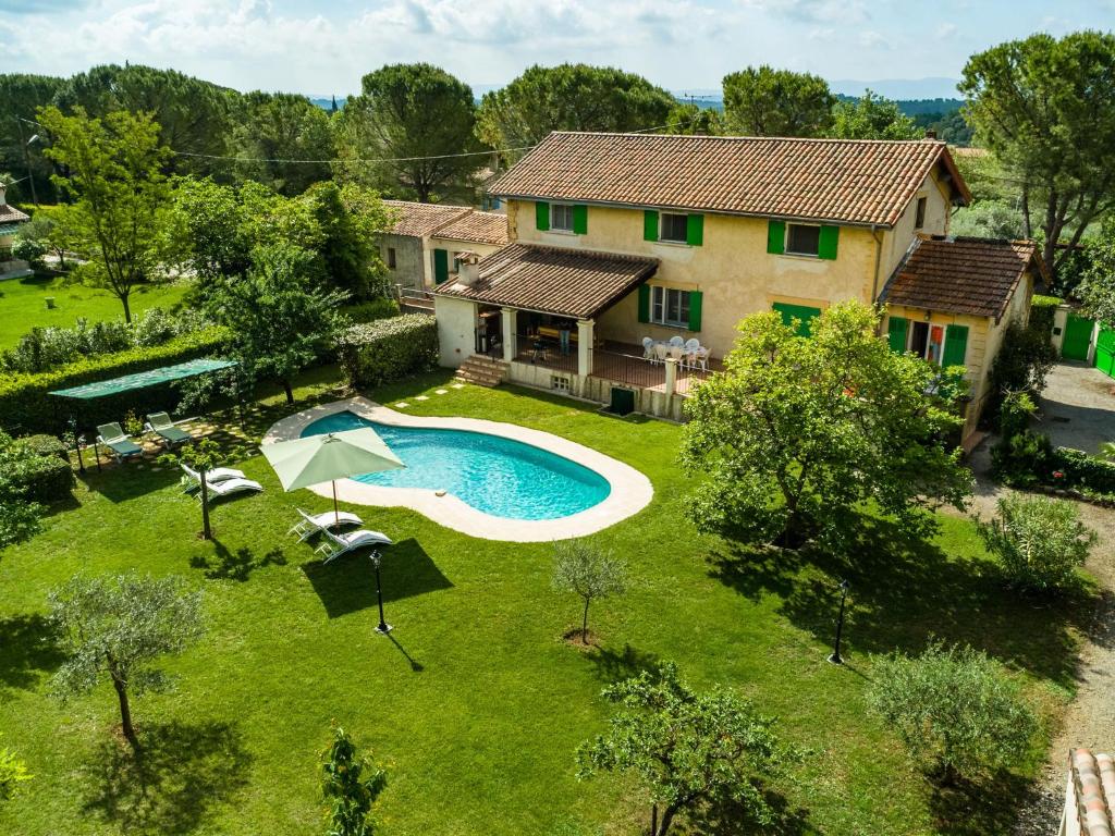 an aerial view of a house with a swimming pool at Inviting villa in Lorgues with enclosed garden in Lorgues