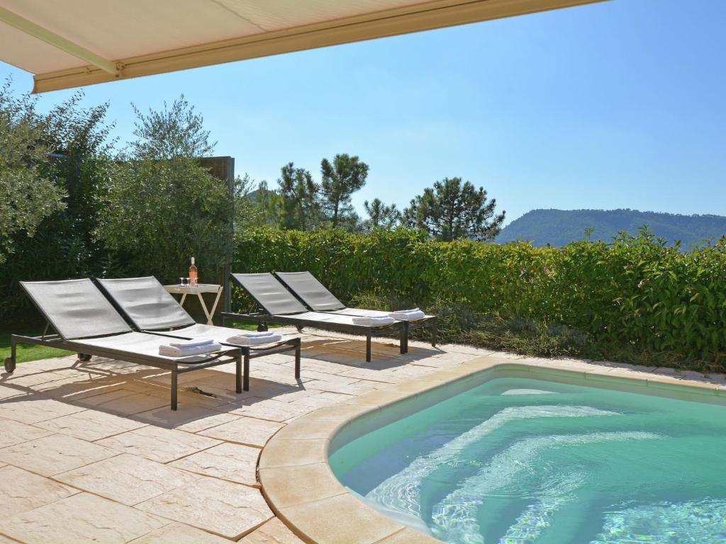 Bazén v ubytování Spacious villa in Vidauban with seasonal private pool nebo v jeho okolí