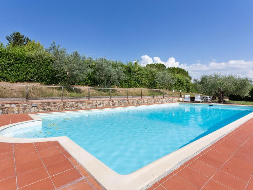 una gran piscina de agua azul en Belvilla by OYO Toraio, en Barberino di Val d'Elsa