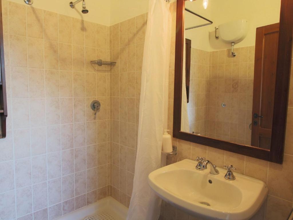 A bathroom at Farmhouse in Proceno with Pool and Terrace