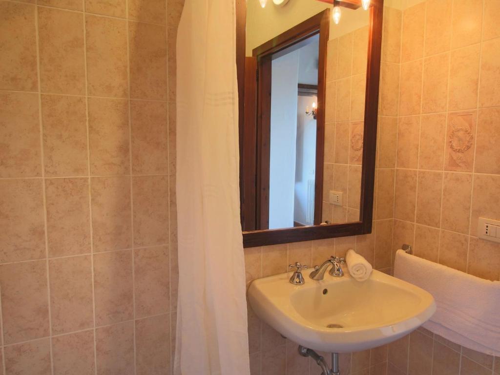 A bathroom at Farmhouse in Proceno with Pool and Terrace