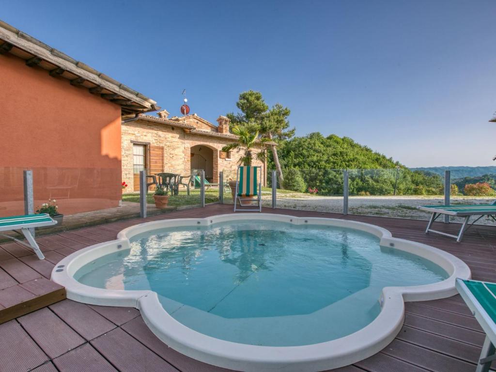 una piscina en un patio con una casa en Flat on a farm with swimming pool and many activities, en SantʼAngelo in Vado