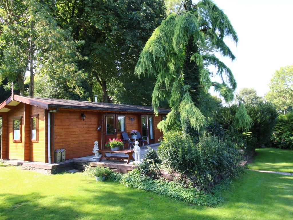 オーテマルスムにあるCozy chalet with gas fireplace, in the Achterhoekの木の小さな庭の小屋