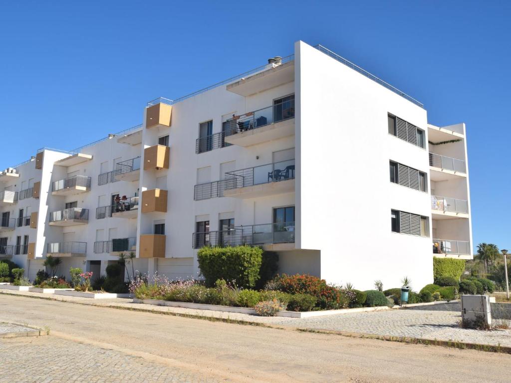 um edifício de apartamentos ao lado de uma rua em Elegant apartment in Lagos 400 m from the beach em Lagos