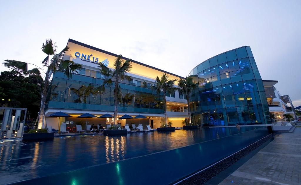 新加坡的住宿－ONE15 Marina Sentosa Cove Singapore，一座棕榈树环绕的大建筑