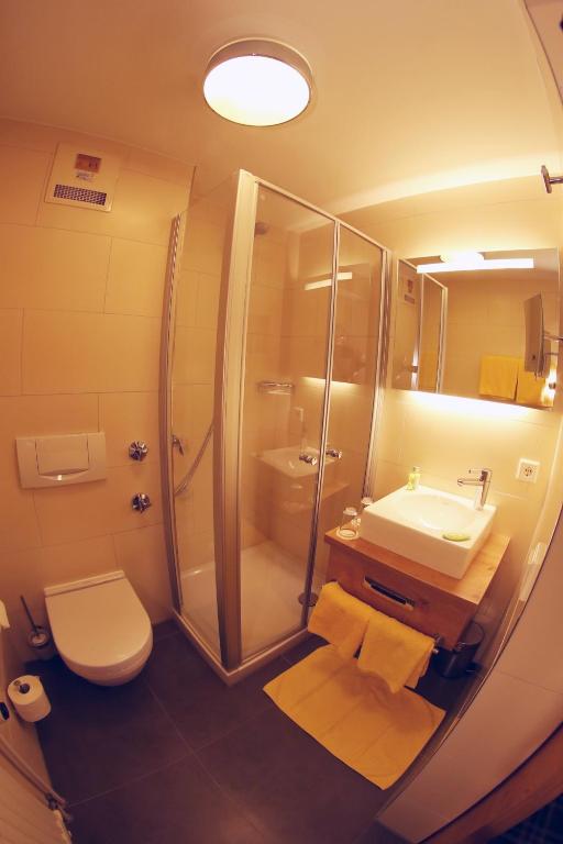 Koupelna v ubytování Hotel-Landgasthof Schuster