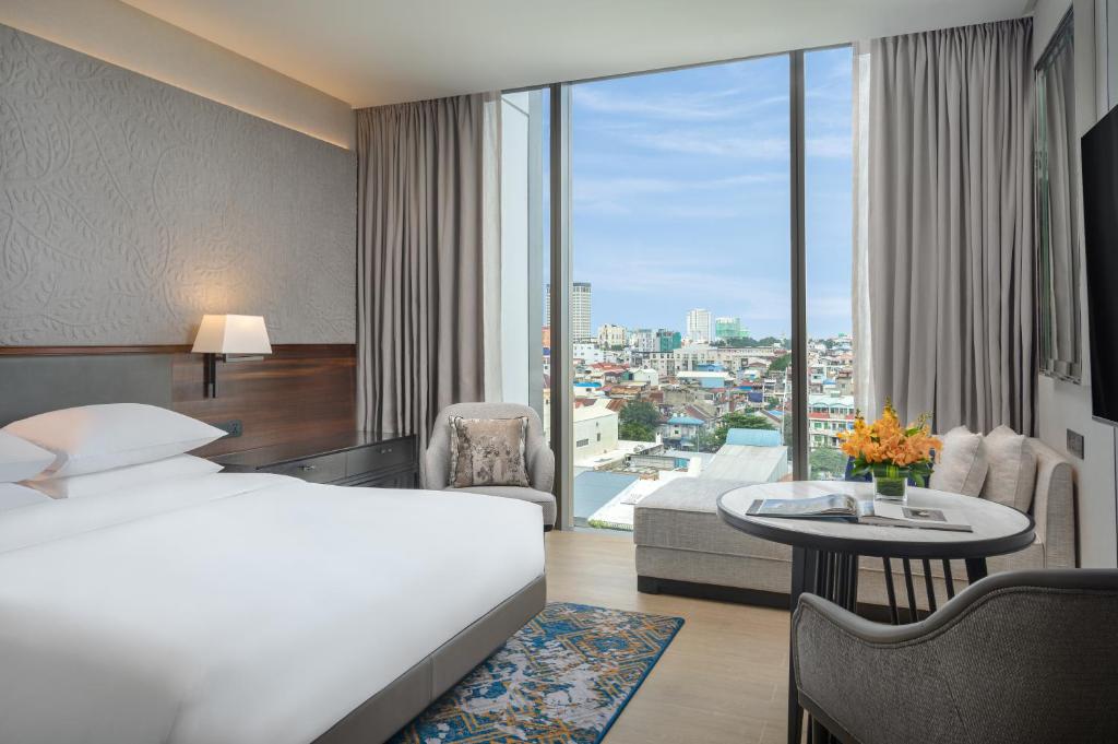 Postel nebo postele na pokoji v ubytování Hyatt Regency Phnom Penh