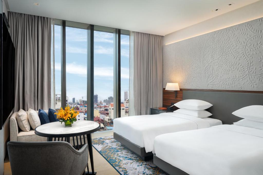 Postel nebo postele na pokoji v ubytování Hyatt Regency Phnom Penh