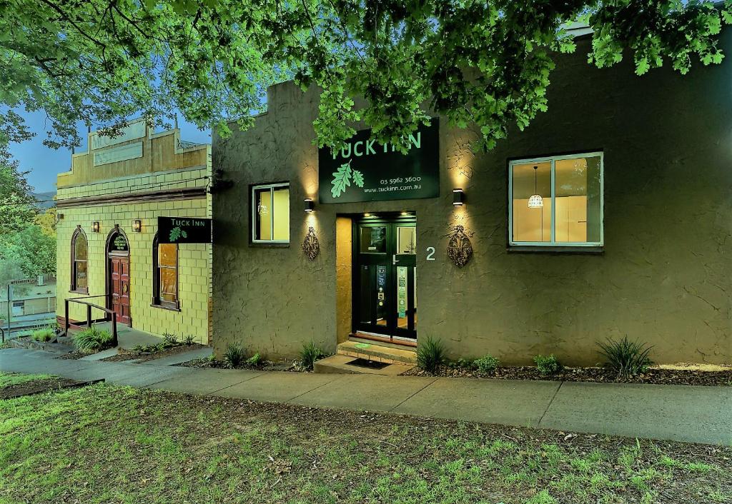 Un edificio con un cartello che legge Rockkin di Tuck Inn Yarra Valley a Healesville