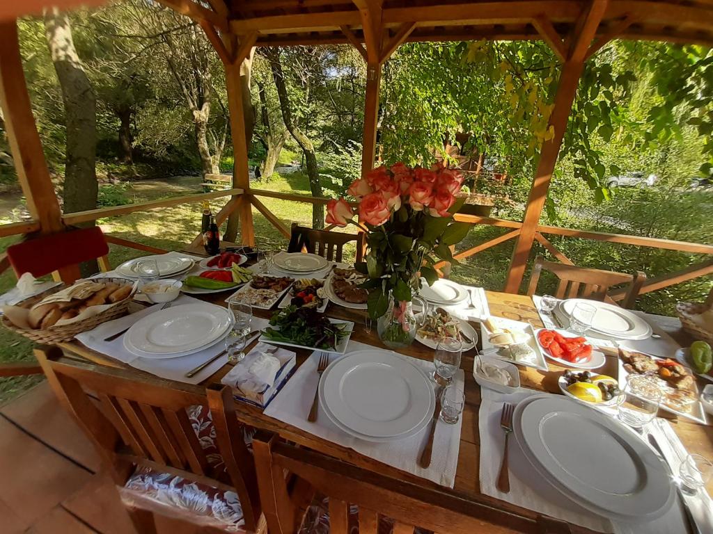 een tafel met borden eten en bloemen erop bij Getap Restaurant & Hotel Vahagnadzor in Vahagnadzor