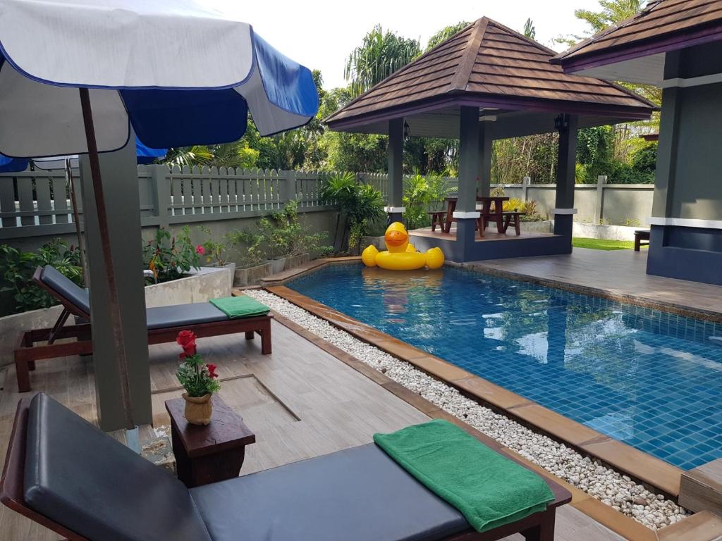 Bazén v ubytování Khaolak Yama Resort - SHA Plus nebo v jeho okolí