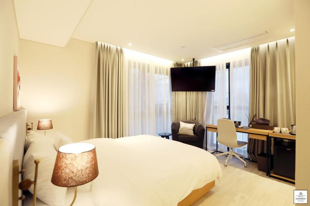 Postel nebo postele na pokoji v ubytování Londoner Hotel Gwangan