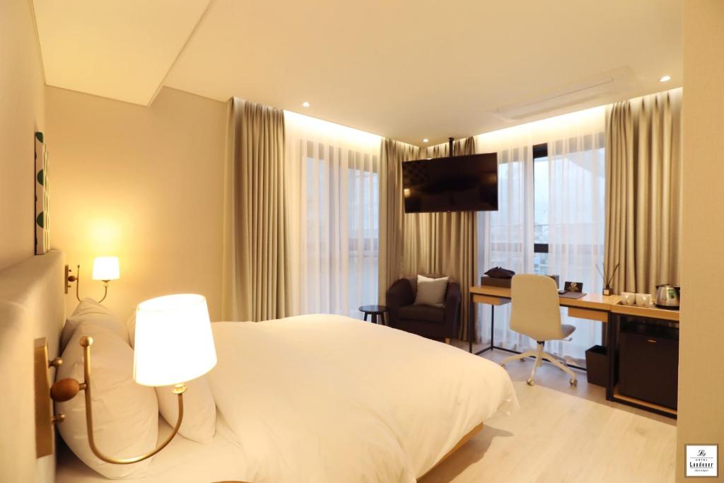 TV a/nebo společenská místnost v ubytování Londoner Hotel Gwangan