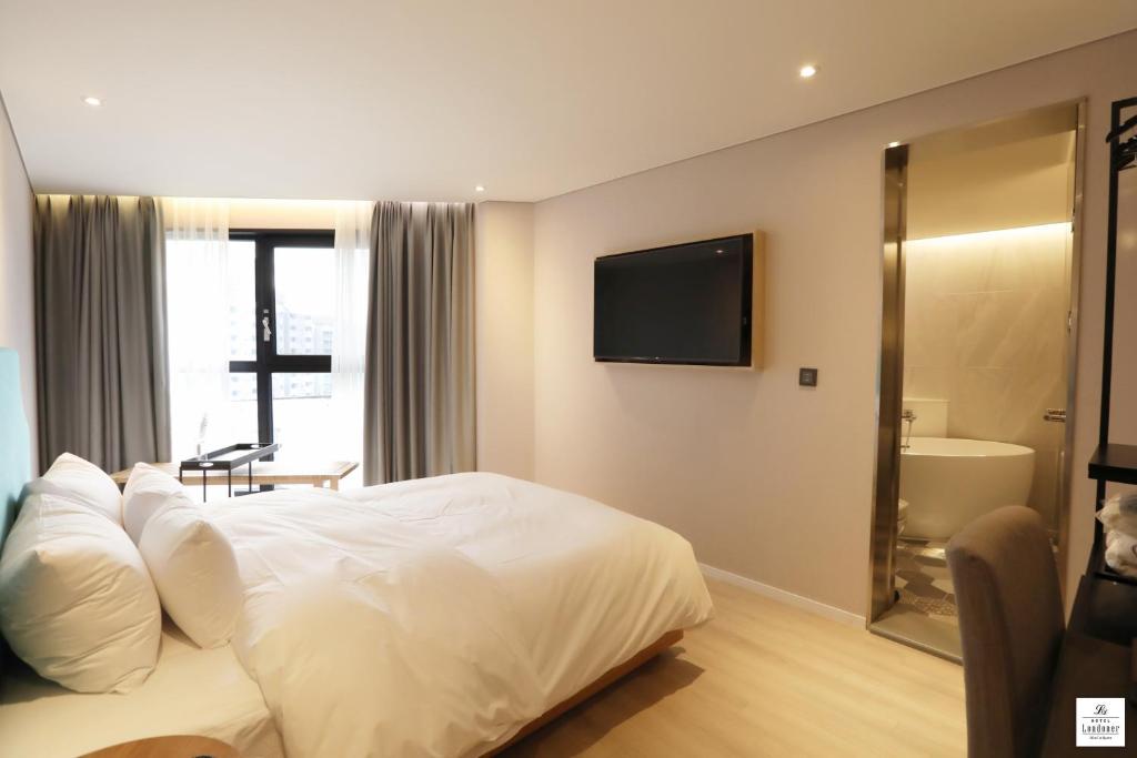 TV a/nebo společenská místnost v ubytování Londoner Hotel Gwangan