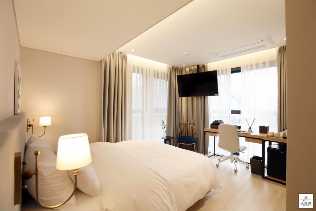 TV a/nebo společenská místnost v ubytování Londoner Hotel Gwangan