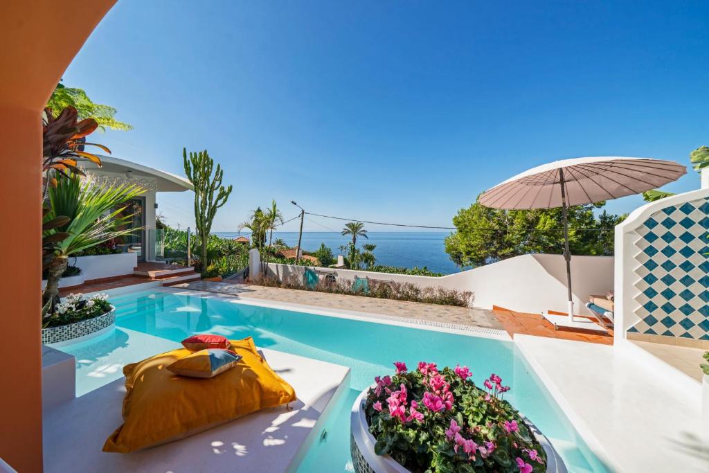 - une piscine avec vue sur l'océan dans l'établissement OurMadeira - Villa do Mar IV, secluded, à Calheta