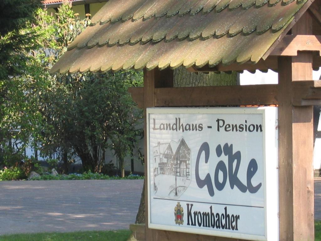 znak pola golfowego przed domem w obiekcie Landhaus Hotel Göke w mieście Hövelhof