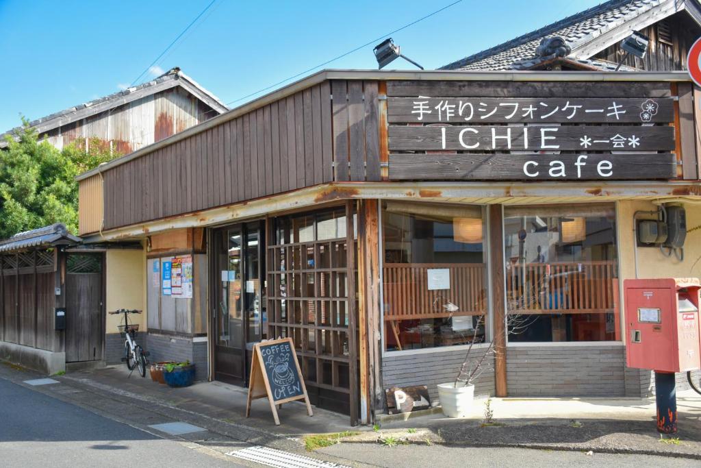 un bâtiment avec un café sur le côté de la rue dans l'établissement Ichie, à Tanabe